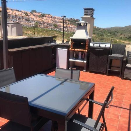 Alboran Hills Apartment มานิลบา ภายนอก รูปภาพ