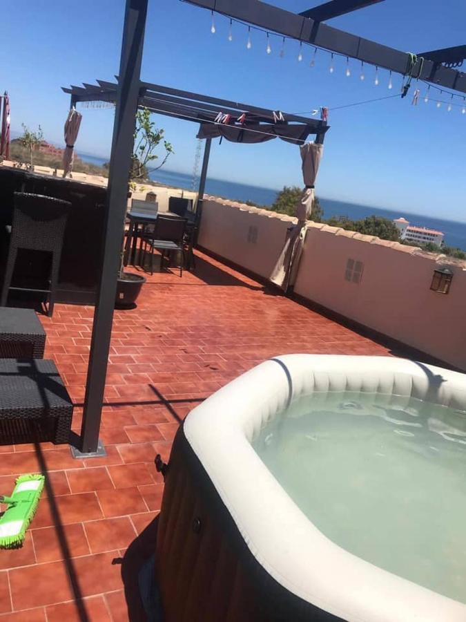 Alboran Hills Apartment มานิลบา ภายนอก รูปภาพ